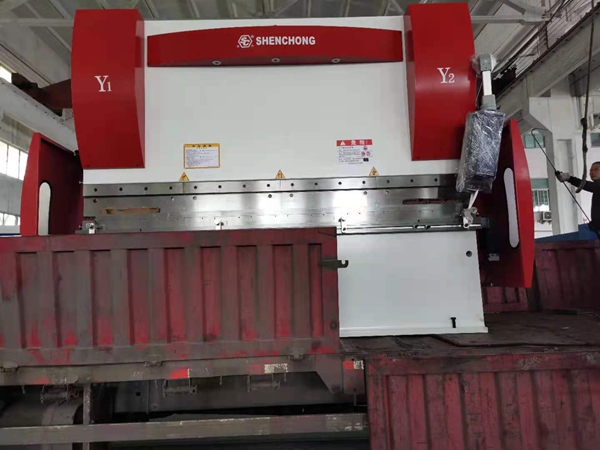 200Tx3200電液同步數(shù)控折彎機(jī)